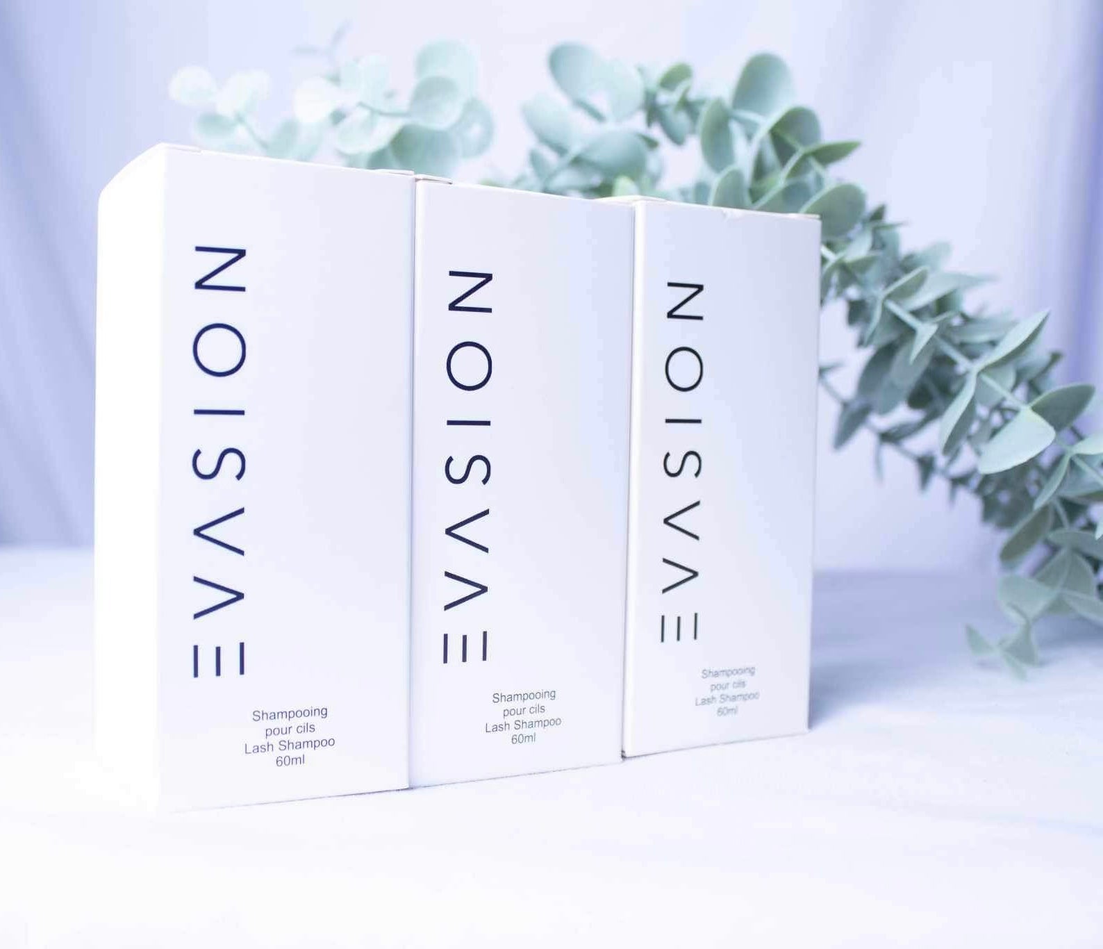 Shampoo pour cils modèle blanc